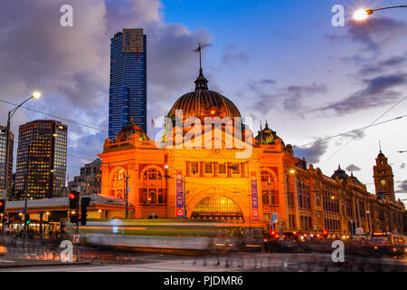 Der Bahnhof Flinders Street in der Nacht, die berühmteste Sehenswürdigkeit in Melbourne.