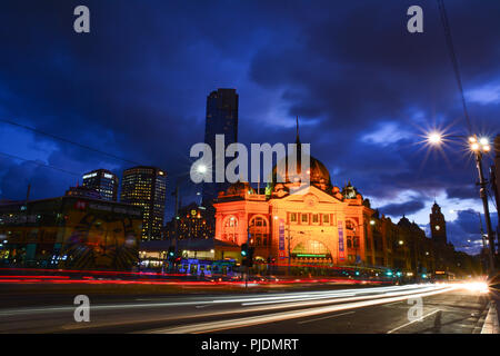 Der Bahnhof Flinders Street in der Nacht, die berühmteste Sehenswürdigkeit in Melbourne. Stockfoto