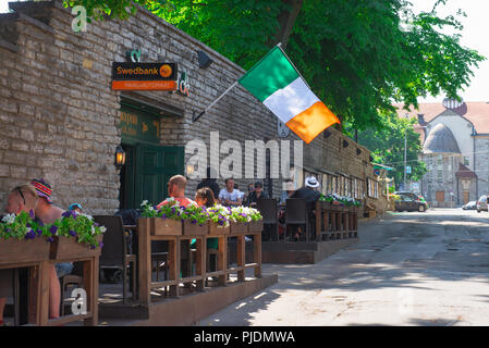 Irish Pub Estland, Ansicht von Menschen an Tischen, die außerhalb der Shamrock Irish Pub entspannen im Zentrum von Tallinn, Estland. Stockfoto