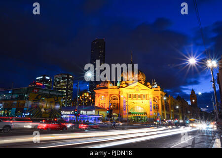 Der Bahnhof Flinders Street in der Nacht, die berühmteste Sehenswürdigkeit in Melbourne. Stockfoto