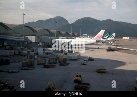 Flugzeuge und Fahrzeuge Flughafen Terminal 1 zum Internationalen Flughafen Hongkong Chek Lap Kok Hong Kong China Stockfoto