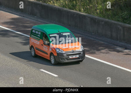 2018 orange grün Citroën Berlingo 625 EN-Prise BLU; Ribble Farm Fare Trucks, Versand von frischen Produkten, Obst, Gemüse, Transport, Transportwagen für Lieferwagen auf der M6 in Lancaster, Großbritannien Stockfoto