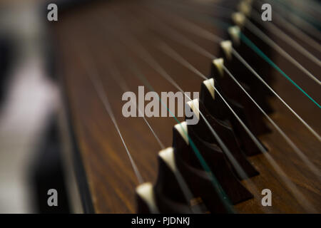 Gu Zheng. Die Zheng ist eine traditionelle chinesische Musikinstrument. Es gehört zu der Zither Familie der Streichinstrumente. Stockfoto