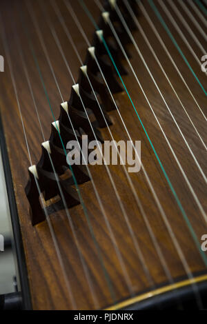 Gu Zheng. Die Zheng ist eine traditionelle chinesische Musikinstrument. Es gehört zu der Zither Familie der Streichinstrumente. Stockfoto