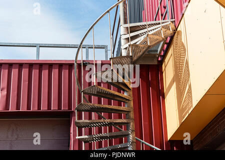 Wendeltreppe nach oben in die oberste Ebene der Fabrik. Stockfoto