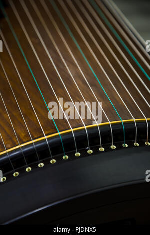 Gu Zheng. Die Zheng ist eine traditionelle chinesische Musikinstrument. Es gehört zu der Zither Familie der Streichinstrumente. Stockfoto