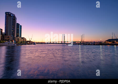 Anzeigen von Bolte Bridge von Docklands am Abend, Melbourne, Australien Stockfoto