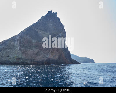 Blick vom Boot auf die Insel in der nearbies Panarea: Lisca Bianca und Basiluzzo Stockfoto