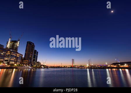 Anzeigen von Bolte Bridge von Docklands am Abend, Melbourne, Australien Stockfoto