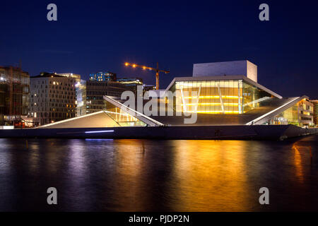 OSLO, Norwegen - 24. Juli 2018: Die Oper Oslo (operahuset), der Heimat der Norwegischen Oper und Ballett und die Staatsoper Theater mit Barc Stockfoto