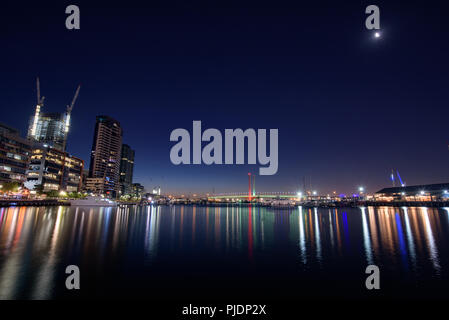 Anzeigen von Bolte Bridge von Docklands am Abend, Melbourne, Australien Stockfoto