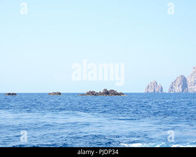 Blick vom Boot auf die Insel in der nearbies Panarea: Lisca Bianca und Basiluzzo Stockfoto