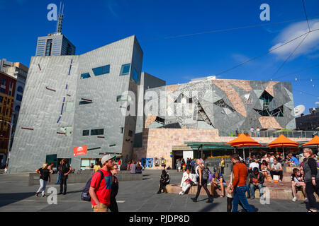 Menschen am Federation Square im Zentrum von Melbourne, Australien Stockfoto