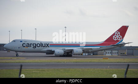 Cargolux Boeing 747-800 F Abflug Flughafen Prestwick Inernational gebunden für Luxemburg, beladen mit Fracht frei nehmen. Stockfoto