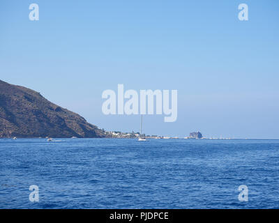 Schuß von Strombolicchio und Stromboli Inseln vom Schiff in einen Sommer am Nachmittag Stockfoto