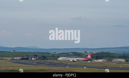 Cargolux Boeing 747-800 F Abflug Flughafen Prestwick Inernational gebunden für Luxemburg, beladen mit Fracht frei nehmen. Stockfoto