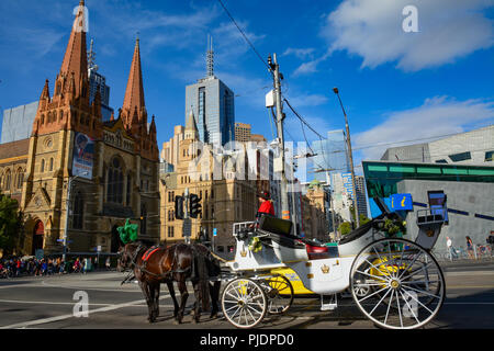 Die Kutschfahrt für Touristen in die Stadt Melbourne Stockfoto