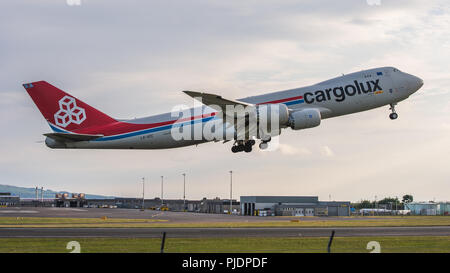 Cargolux Boeing 747-800 F Abflug Flughafen Prestwick Inernational gebunden für Luxemburg, beladen mit Fracht frei nehmen. Stockfoto