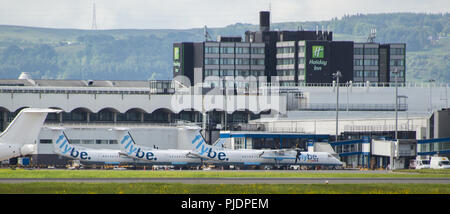 Niedrige Kosten Betreiber Flybe die Bombardier Q400 Flugzeuge benutzen, gesehen, der Internationale Flughafen Glasgow, Renfrewshire, Schottland. Stockfoto