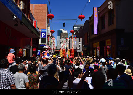 Die Menschen Feiern zum chinesischen Neujahrsfest in Chinatown in Melbourne mit tanzenden Löwen und Drachen Stockfoto
