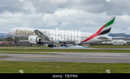 Emirates Boeing 777 Dubai Flug zum Internationalen Flughafen Glasgow, Renfrewshire, Schottland gesehen. Stockfoto