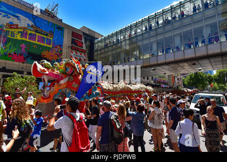 Die Menschen Feiern zum chinesischen Neujahrsfest in Chinatown in Melbourne mit tanzenden Löwen und Drachen Stockfoto