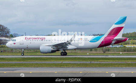 Eurowings Flug von Deutschland gesehen Landung am Flughafen Glasgow, Renfrewshire, Schottland. Stockfoto