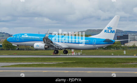 KLM-Flug von Amsterdam gesehen berühren sich an der Internationale Flughafen Glasgow, Renfrewshire, Schottland. Stockfoto