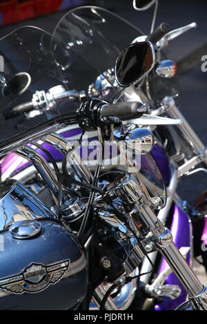 Harley-Davidson Motorräder in einer Straße geparkt Stockfoto