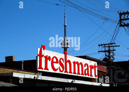 CN Tower hinter ein Zeichen Stockfoto