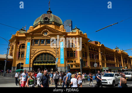 Der Flinders Street Station, die berühmteste Sehenswürdigkeit in Melbourne, Australien Stockfoto