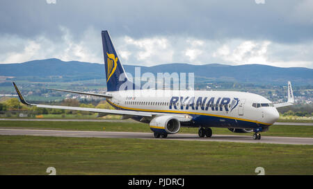 Ryanair Flug gesehen, der Internationale Flughafen Glasgow, Renfrewshire, Schottland. Stockfoto