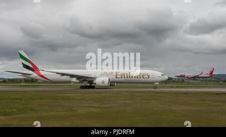 Emirates Boeing 777 für Dubai vor dem Abheben vom internationalen Flughafen Glasgow, Renfrewshire, Schottland gesehen gebunden. Stockfoto