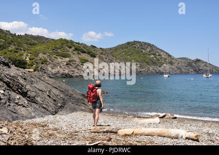 Wanderer Frau in der Cap de Creus auf dem La Taballera Strand, Costa Brava, Provinz Girona, Katalonien, Spanien Stockfoto