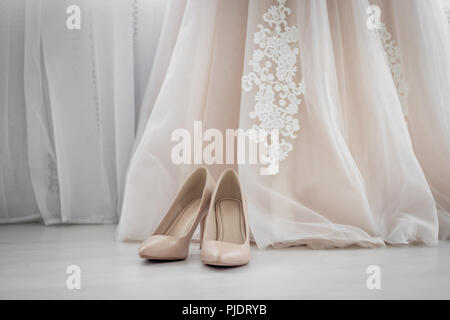 Beige Schuhe. Hochzeit Schuhe. Braut Schuhe auf der Ferse. Die Gebühren der Braut. Hochzeit Dekorationen und Attribute Stockfoto