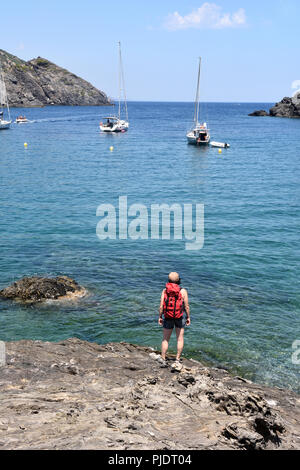 Wanderer Frau in der Cap de Creus auf dem La Taballera Strand, Costa Brava, Provinz Girona, Katalonien, Spanien Stockfoto