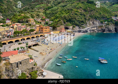 Italien, Ligurien, Cinque Terre, Monterosso al Mare, Vista der Altstadt mit Sandstrand im Vordergrund. Stockfoto