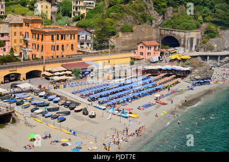 Italien, Ligurien, Cinque Terre, Monterosso al Mare, Vista der Altstadt mit Sandstrand im Vordergrund. Stockfoto