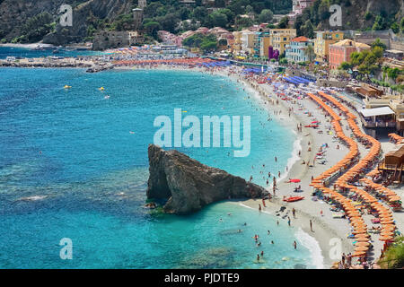 Italien, Ligurien, Cinque Terre, Monterosso al Mare, Vista von der neuen Stadt mit Sandstrand im Vordergrund. Stockfoto