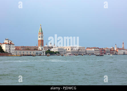 San Marcos Platz in Venedig, vom Meer aus gesehen mit Hunderten von Touristen zu Fuß auf den Rand der Lagune Stockfoto