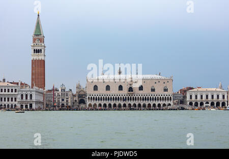 San Marcos Platz in Venedig, vom Meer aus gesehen mit Hunderten von Touristen zu Fuß auf den Rand der Lagune Stockfoto