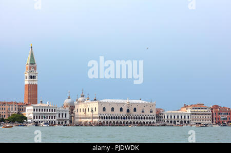 San Marcos Platz in Venedig, vom Meer aus gesehen mit Hunderten von Touristen zu Fuß auf den Rand der Lagune Stockfoto