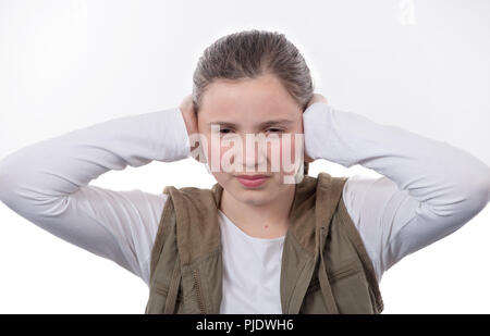 Junge Jugendmädchen schließt ihre Ohren auf weißem Hintergrund Stockfoto