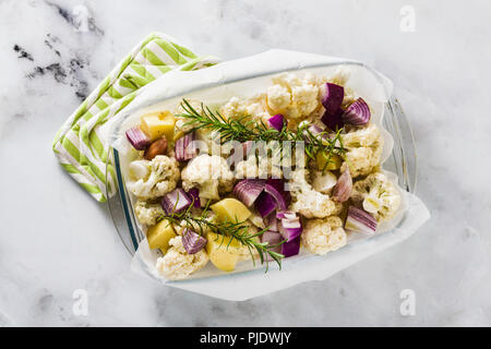 Herbst Gemüse im Glas Backblech: Blumenkohl, Kartoffeln und rote Zwiebeln. gesund essen im Ofen gebacken. Stockfoto