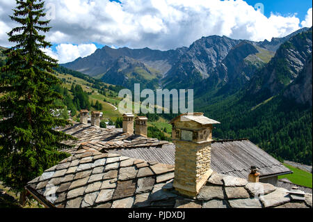 Frankreich. Hautes-Alpes (05), regionale Naturpark Queyras, Dorf Saint-Véran, 2042 m Höhe, der höchste Gemeinde Europas. Schieferdächer Stockfoto