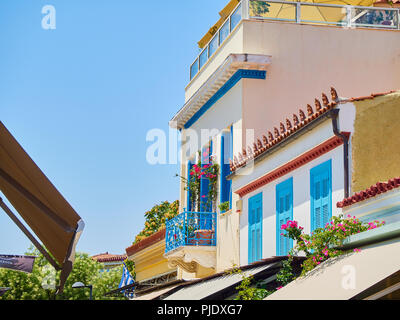Typische blaue Balkon eines griechischen Haus. Griechenland. Stockfoto