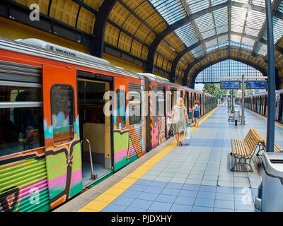 Athen, Griechenland - Juli 1, 2018. Die Bürger nehmen einen Zug in Piräus Metro Station. Athen. Attika, Griechenland. Stockfoto