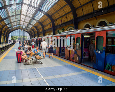 Athen, Griechenland - Juli 1, 2018. Bürger und Touristen warten auf einen Zug in Piräus Metro Station. Athen. Attika, Griechenland. Stockfoto