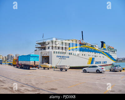 Piräus, Griechenland - Juli 2, 2018. Autos und Lkws einsteigen in eine Fähre im Hafen von Piräus. Region Attika, Griechenland. Stockfoto