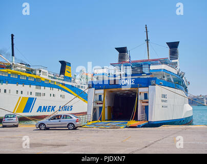 Piräus, Griechenland - Juli 2, 2018. Autos und Lkws einsteigen in eine Fähre im Hafen von Piräus. Region Attika, Griechenland. Stockfoto